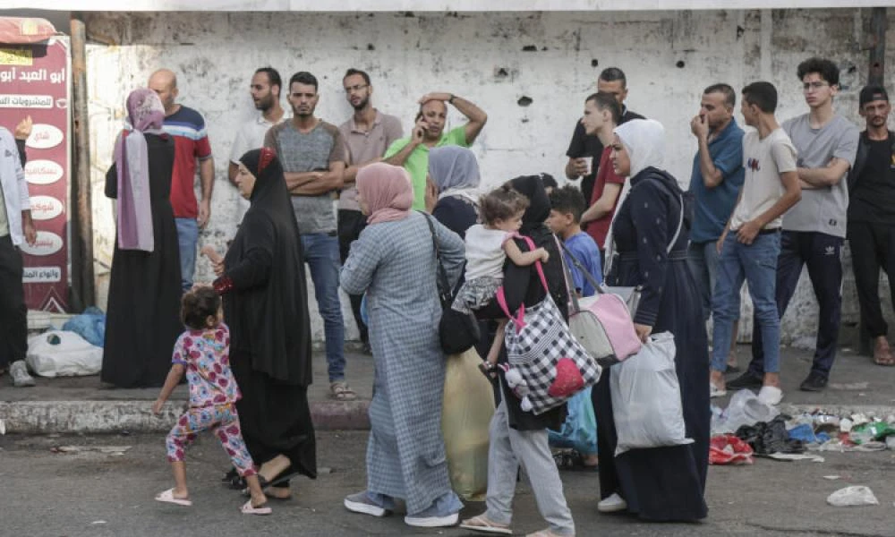 Ο Ισραηλινός στρατός πετά φυλλάδια στη Γάζα και ζητά από τους κατοίκους στοιχεία για τους απαχθέντες
